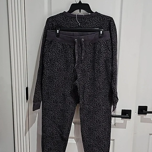 J. Crew Size Medium Leopard Print Sweatshirt and Sweatpants Bundle - like new - Picture 7 of 11